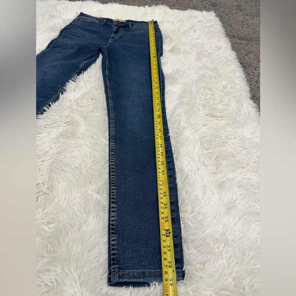 Guess high rise skinny jeans| size 27 - Picture 9 of 9